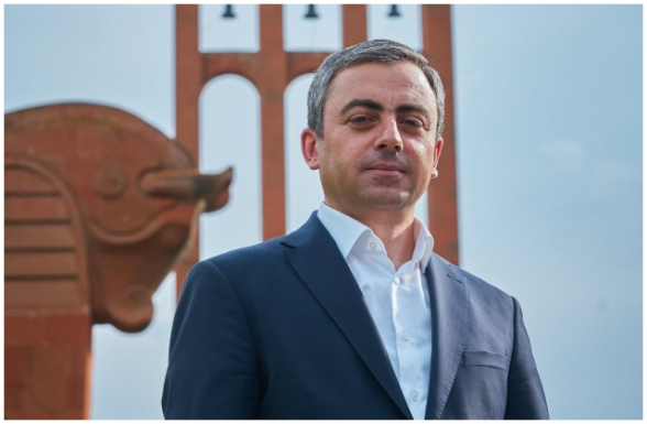 Грзо, последний негодяй – это ты и тебе подобные, которые предали Арцах, а теперь наживаются на крови парней